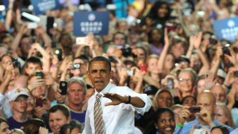 Barack Obama saluda a sus seguidores durante un evento de campaña en Des Moines.