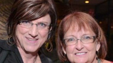 Steve Crecelius ahora como mujer (izq.), junto a su esposa por más de 25 años.