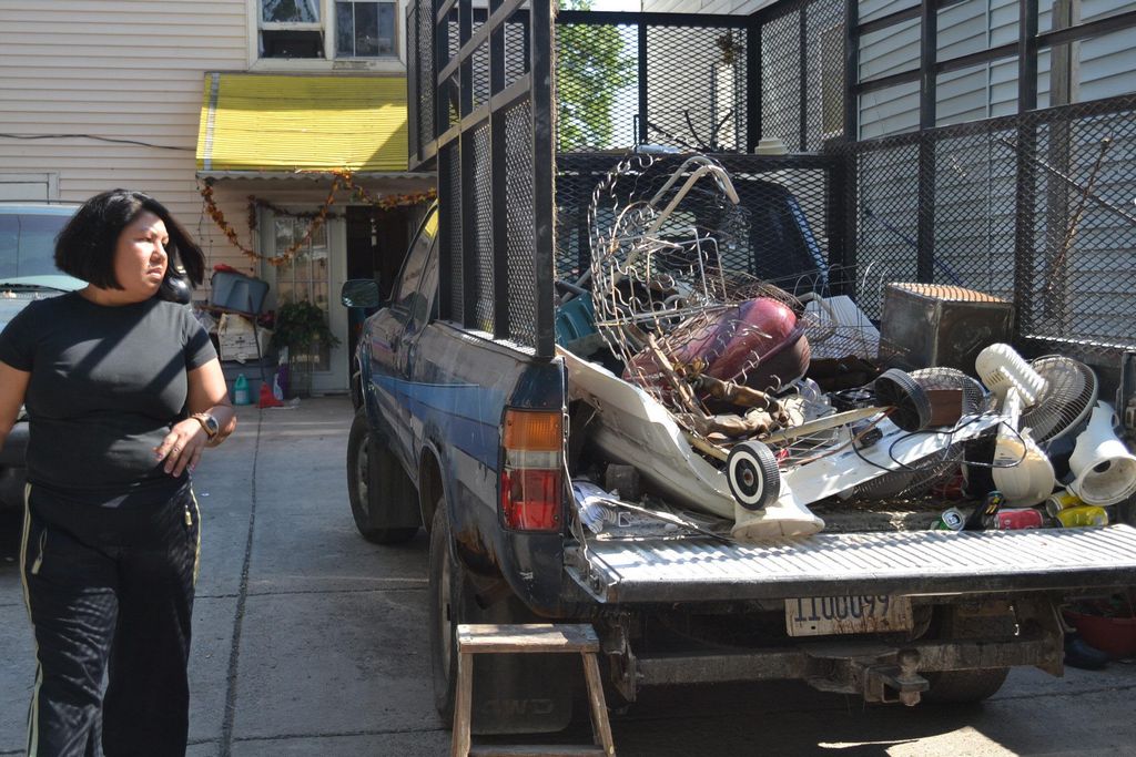 Erika maneja su camioneta por una ruta de posibles proveedores, donde además de metales consigue donaciones de ropa en muy buen estado, bicicletas o juguetes.