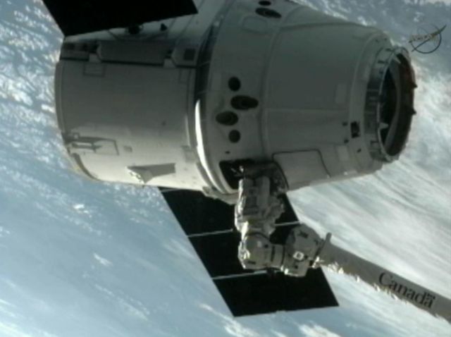 La cápsula privada no tripulada Dragón, se conectó al brazo robótico de la Estación Espacial Internacional (EEI).
