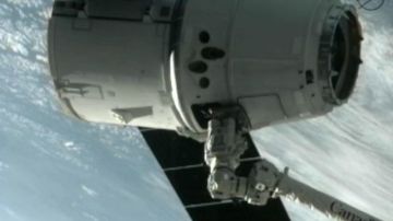 La cápsula privada no tripulada Dragón, se conectó al brazo robótico de la Estación Espacial Internacional (EEI).