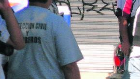 Policías y forenses recogen información en torno a la escena donde al menos 15 jóvenes fueron asesinados el  miércoles 27 de octubre de 2010, en la ciudad de Tepic.