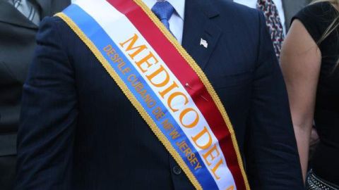 El alcalde de West New York, Dr. Félix Roque, en esta foto de archivo durante el Desfile Cubano de 2009, fue arrestado ayer por piratear una página de Internet.