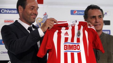 John Van't Schip (izq.) observa la camiseta que defenderá con el plantel rojiblanco; lo acompaña José Luis Real.