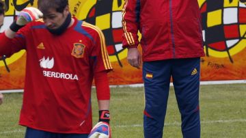 El DT de España, Vicente del Bosque, da instrucciones a su  arquero titular,    Iker Casillas,   en su práctica de ayer  en territorio serbio.