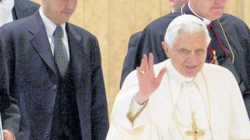 Paolo Gabriele (i), junto a su Santidad, Benedicto XVI.