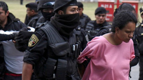 María del Carmen Ríos García, madre del niño,   eescoltada por la policía.