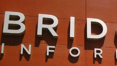 Integrantes del Comité del Golden Gate inauguran el Bridge Pavilion.