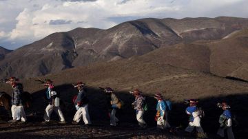 Huicholes recorren el territorio sagrado del Cerro del Quemado.