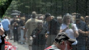 Verlin Maglitz, un veterano de guerra, copia los nombres de quienes fueron sus compañeros de batalla.