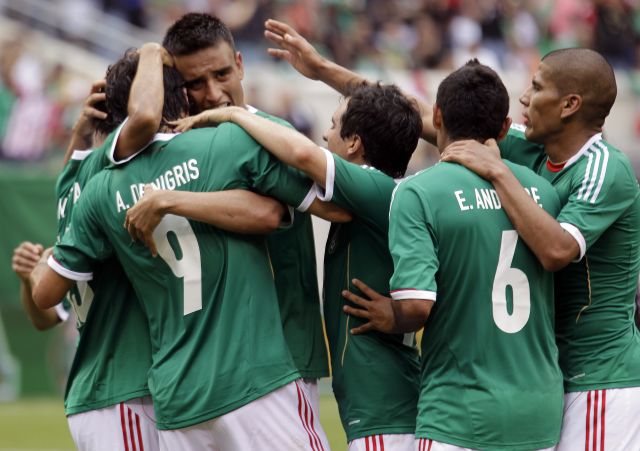 Jugadores celebran la victoria.