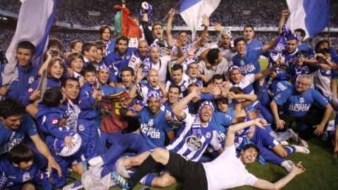 Los jugadores del Deportivo de La Coruña celebran el ascenso a Primera División tras vencer al SD Huesca por 2-1.