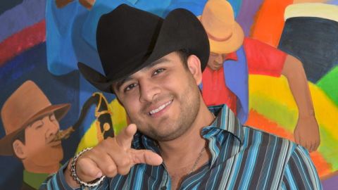 Francisco 'El Gallo', Elizalde prefiere cantar canciones románticas.