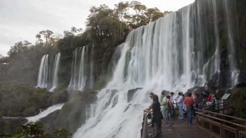 Varios turistas disfrutan de las cataratas del Iguazú, en Puerto de Iguazú en Argentina, que ha sido distinguida como una de las siete maravillas de la naturaleza por la fundación suiza "New 7 Wonders".
