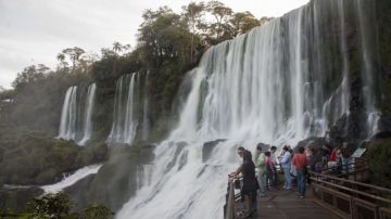 Varios turistas disfrutan de las cataratas del Iguazú, en Puerto de Iguazú en Argentina, que ha sido distinguida como una de las siete maravillas de la naturaleza por la fundación suiza "New 7 Wonders".