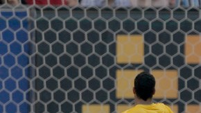 Hulk (20) de Brasil,  define al centro, mientras   Soerensen (izq.) va a su derecha   y Simon Kjaer cierra tarde.