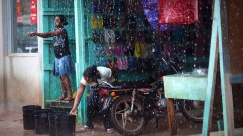 Una mujer pone cubetas para el agua en Puerto Lempira, Honduras.