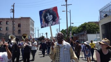 Durante el desfile se enarbolaron pancartas con las imágenes de los homenajeados.