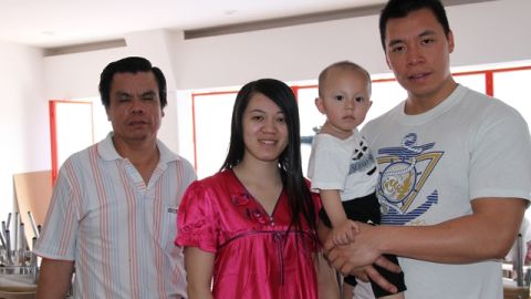 A pesar de tener más de cuarenta años viviendo en ese país, la familia Gan, sigue siendo acosada por las autoridades.