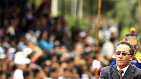 El presidente Rafael Correa (c), saluda a seguidores durante  el desfile militar por la conmemoración de los 190 años de la Batalla de Pichincha, el pasado 24 de mayo.