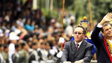 El presidente Rafael Correa (c), saluda a seguidores durante  el desfile militar por la conmemoración de los 190 años de la Batalla de Pichincha, el pasado 24 de mayo.