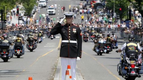 De un pequeño grupo de motoristas se ha pasado a los 400,000 que participaron en el desfile.
