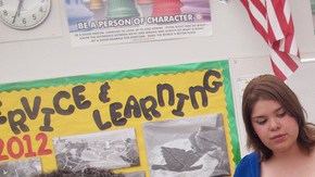 Adriana Sánchez imparte clases en una escuela para adultos y en varios programas de organizaciones sin fines de lucro.