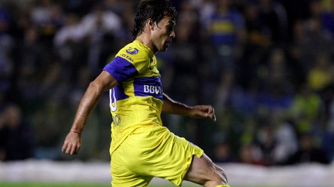 Darío Cvitanich (izq.) intenta superar al portero Nelson Ibáñez, de Go- doy Cruz, en un trámite del partido disputado en 'La Bombonera'.