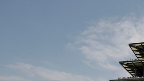 Dario Franchitti (centro) cruza la meta del Motor Speedway India- nápolis, flanqueado por Scott Dixon y Tony Kanaan (arriba).