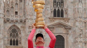 Ryder Hesjedal celebra tras consagrarse campeón del Giro.