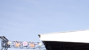 La víspera, cuatro activista de Greenpeace desplegaron una manta de 276 metros cuadrados con la leyenda 'Por nuestra Madre Tierra, Salvemos Wirikuta'.