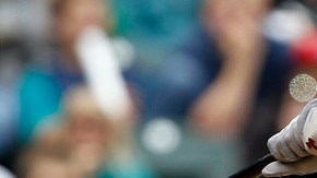 El cubano Kendrys Morales batea vuelacercas  en  la cuarta entrada contra los Marineros en Seattle.