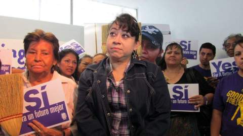 Trabajadores de limpieza afiliados al sindicato SEIU acordaron dar a sus representantes el poder de declarar la huelga si no se consigue negociar un nuevo contrato colectivo con las empresas que los emplean.