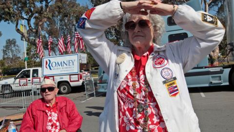 David and Cynthea Brown acuden al evento de Mit Romey en el marco del Día de los Caídos.