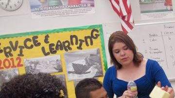 Adriana Sánchez imparte clases en una escuela para adultos y en varios programas de organizaciones sin fines de lucro.