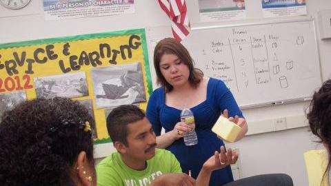 Adriana Sánchez imparte clases en una escuela para adultos y en varios programas de organizaciones sin fines de lucro.