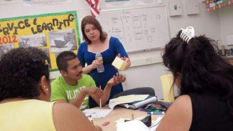 Adriana Sánchez imparte clases en una escuela para adultos y en varios programas de organizaciones sin fines de lucro.