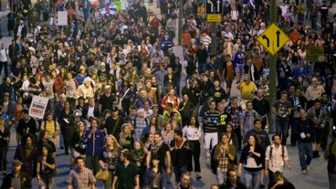 Los cacerolazos de los estudiantes canadienses se asemejan a las formas de protesta de estudiantes chilenos.