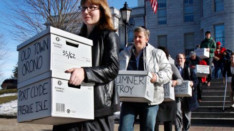 Whitney Gifford, de Bucksport, Maine, quien lidera un grupo que apoya las bodas gay, carga peticiones dirigidas a la Secretaría estatal en Augusta.