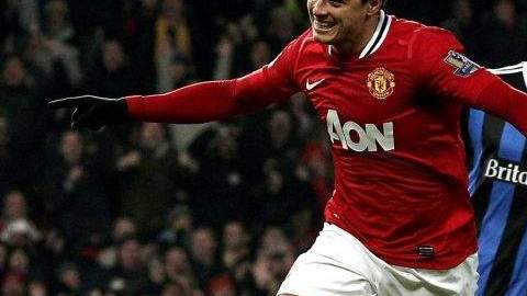 El jugador del Manchester United Javier Hernández (i) celebra una anotación ante el Stoke City .