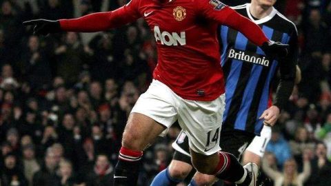 El jugador del Manchester United Javier Hernández (i) celebra una anotación ante el Stoke City .