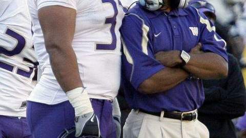 Johnie Kirton habla con el coach Tyrone Willingham.