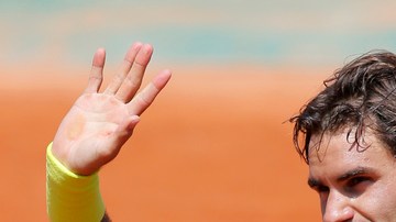Roger Federer saluda al público tras ganar en su debut en Roland Garros.