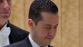 Paolo Gabriele, identificado por fuentes vaticanas como el mayordomo del Papa (izq.), junto a su Santidad  en el Vaticano.