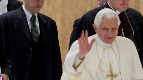 Paolo Gabriele, identificado por fuentes vaticanas como el mayordomo del Papa (izq.), junto a su Santidad  en el Vaticano.