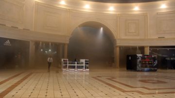 Un hombre corre a través del humo por uno de los salones del Villaggio, al final del oeste de Doha, la capital de Qatar.