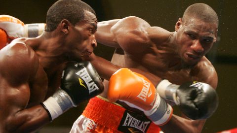 Paul Williams (der.) es castigado por el cubano Erislandy Lara en un combate del año pasado celebrado en Atlantic City, Nueva Jersey.