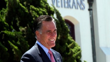 Mitt Romney habla a la prensa en San Diego, ayer.