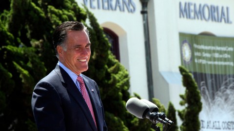 Mitt Romney habla a la prensa en San Diego, ayer.