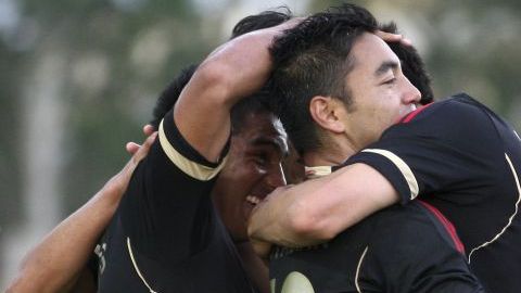 Marco Fabian (c) recibe la felicitación de sus compañeros tras conseguir un gol ante Bielorrusia.